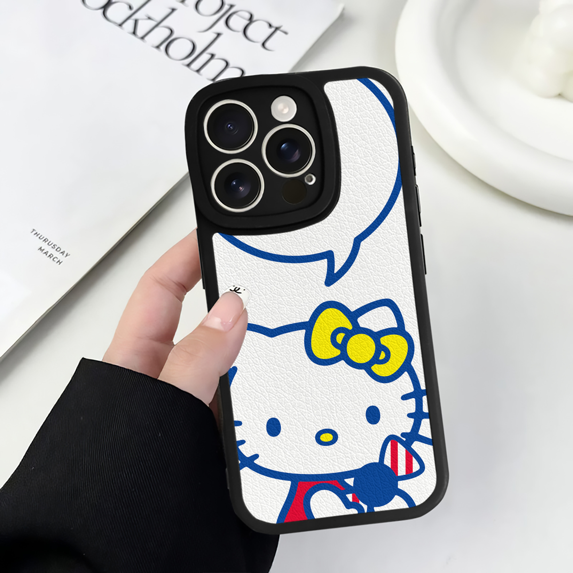 （画像用） Hello Kitty ハローキティ 【iPhone 16シリーズ対応】シリコンスマホケース（レザー調） 材質：シリコン